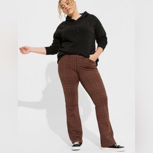 146. Trouser Boot Studio Luxe Ponte Mid-Rise Pant